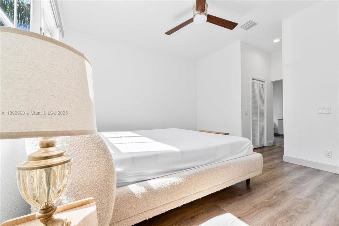 For Sale: $900,000 (4 beds, 2 baths, 1876 Square Feet)