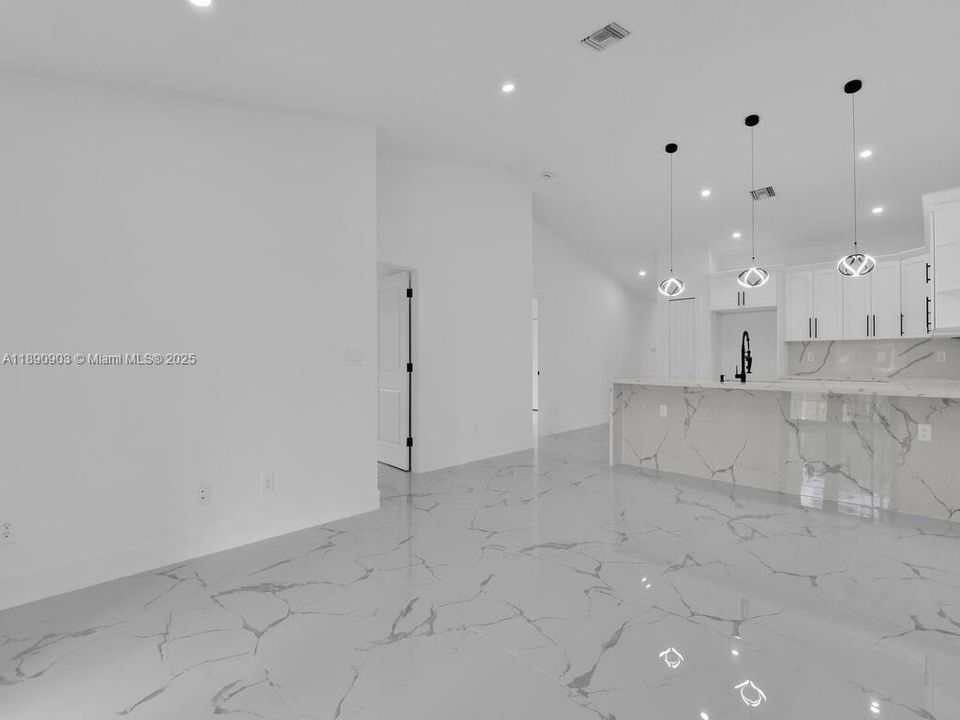 En Venta: $565,000 (0 camas, 0 baños, 2400 Pies cuadrados)