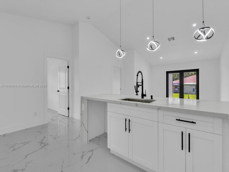 En Venta: $565,000 (0 camas, 0 baños, 2400 Pies cuadrados)