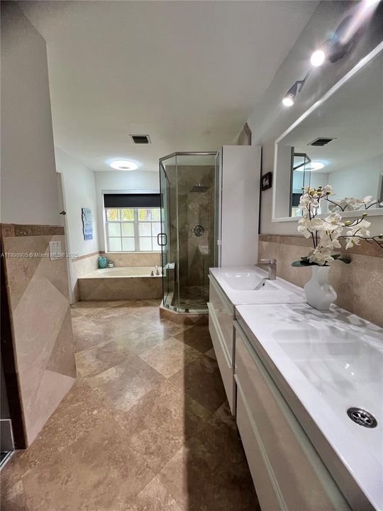 Под контрактом: $4,500 (3 спален, 2 ванн, 1628 Квадратных фут)