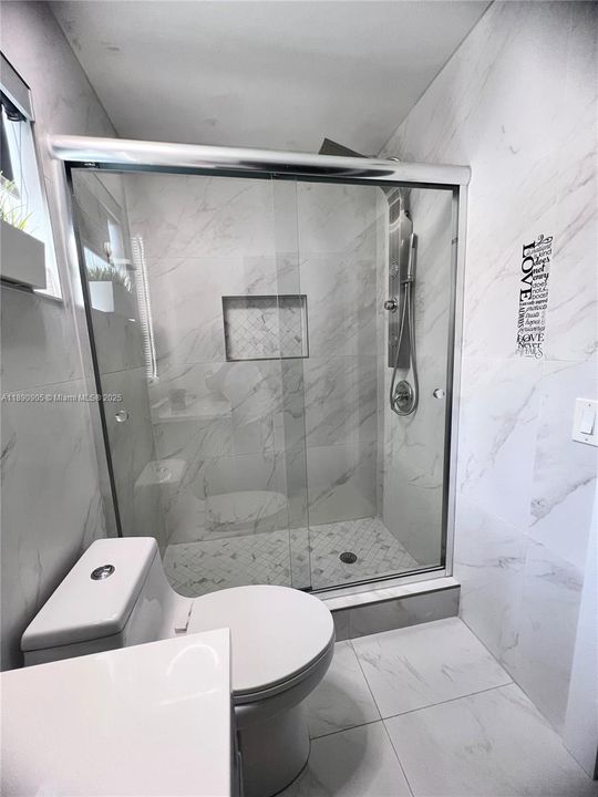 Под контрактом: $4,500 (3 спален, 2 ванн, 1628 Квадратных фут)