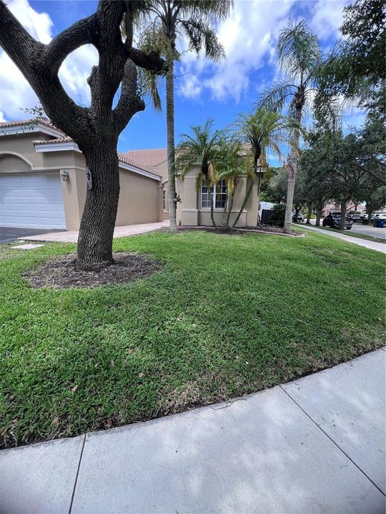 Под контрактом: $4,500 (3 спален, 2 ванн, 1628 Квадратных фут)