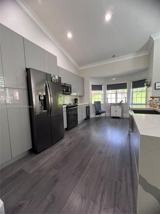 Под контрактом: $4,500 (3 спален, 2 ванн, 1628 Квадратных фут)