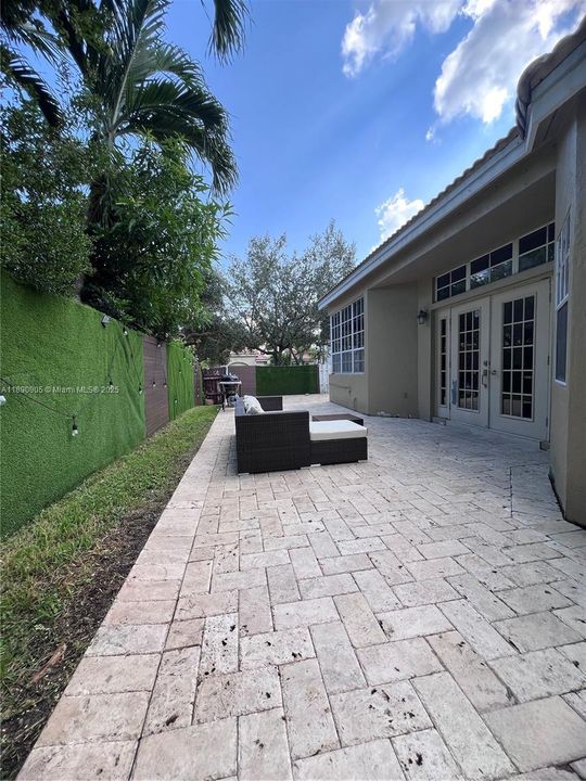 Под контрактом: $4,500 (3 спален, 2 ванн, 1628 Квадратных фут)