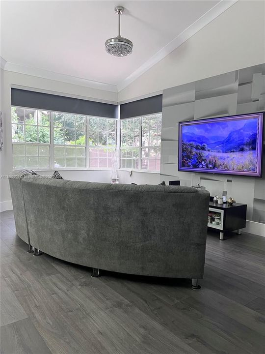 Под контрактом: $4,500 (3 спален, 2 ванн, 1628 Квадратных фут)