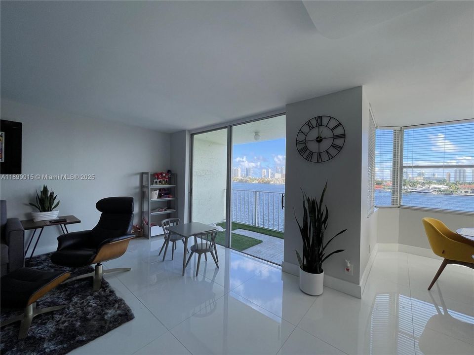 合同活跃: $2,500 (1 贝兹, 1 浴室, 990 平方英尺)