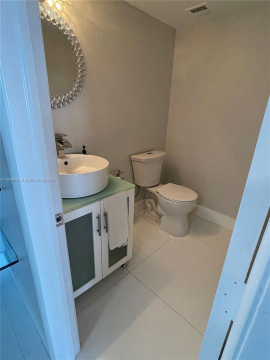 合同活跃: $2,500 (1 贝兹, 1 浴室, 990 平方英尺)