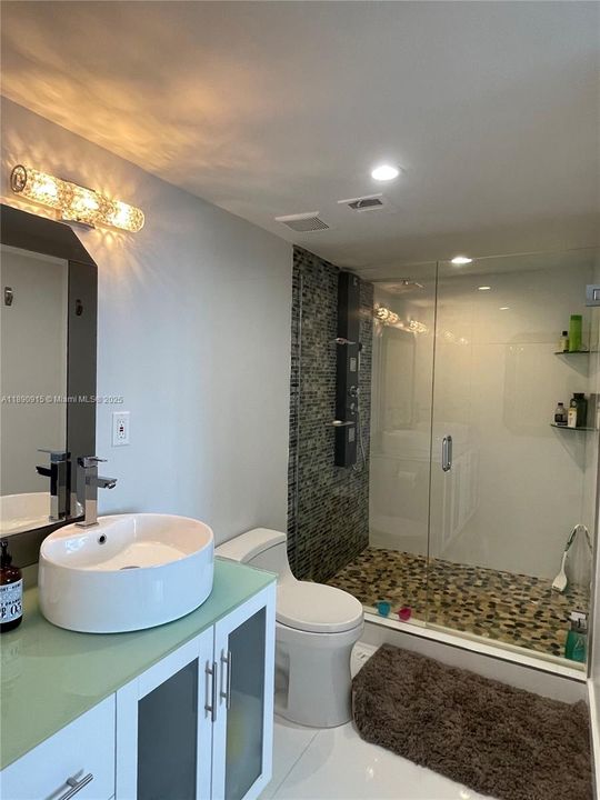 合同活跃: $2,500 (1 贝兹, 1 浴室, 990 平方英尺)