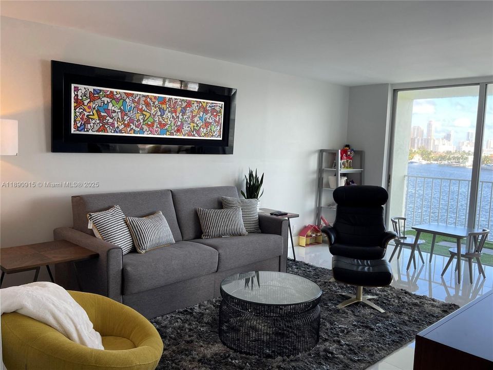 合同活跃: $2,500 (1 贝兹, 1 浴室, 990 平方英尺)