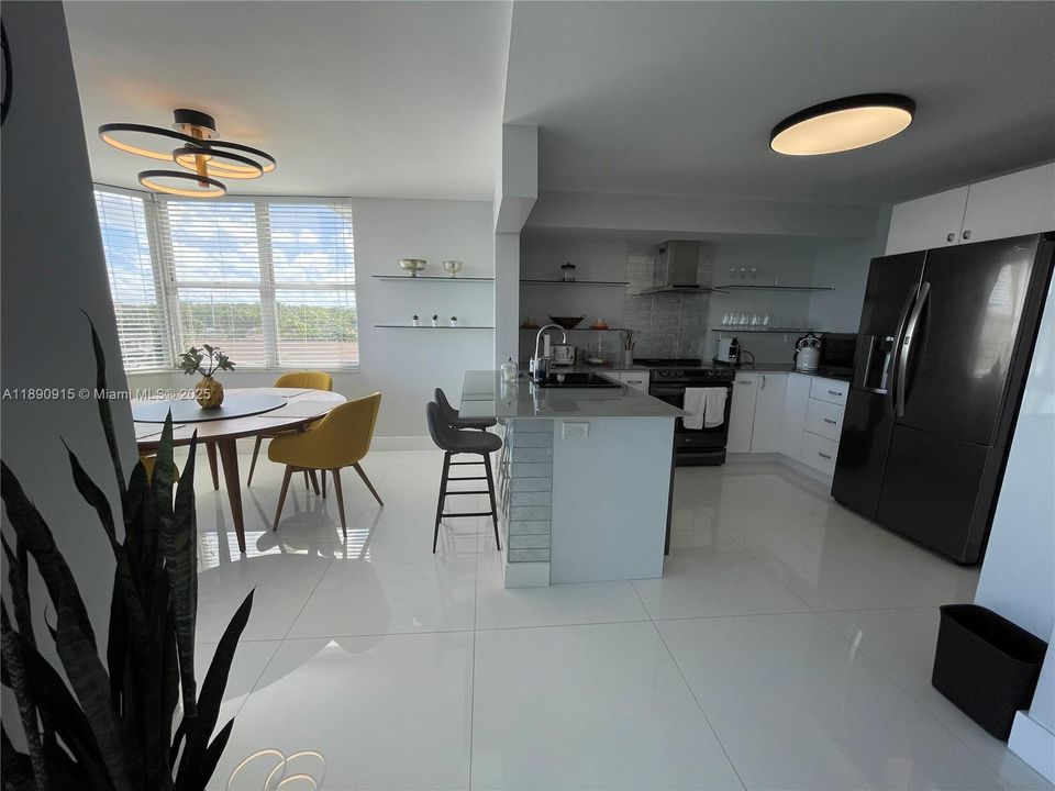 合同活跃: $2,500 (1 贝兹, 1 浴室, 990 平方英尺)