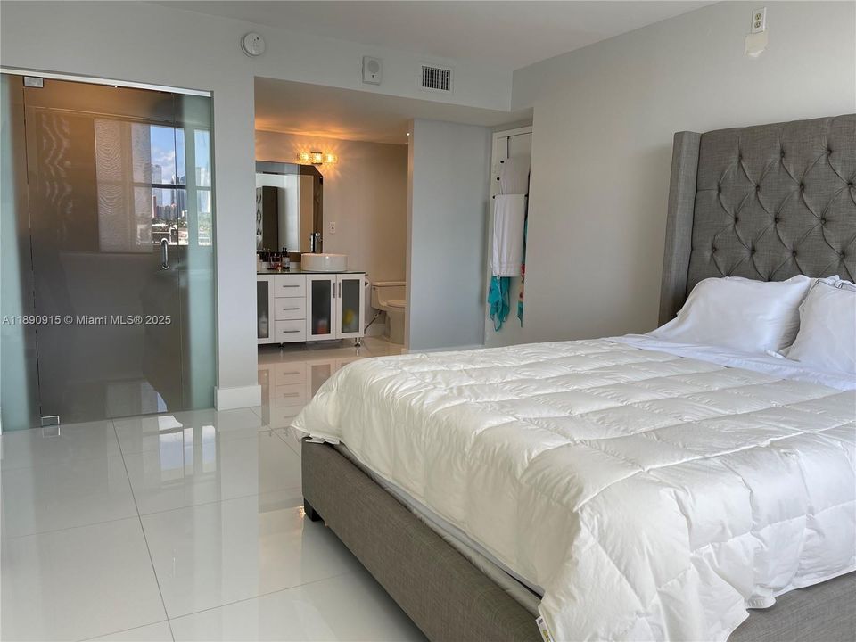 合同活跃: $2,500 (1 贝兹, 1 浴室, 990 平方英尺)