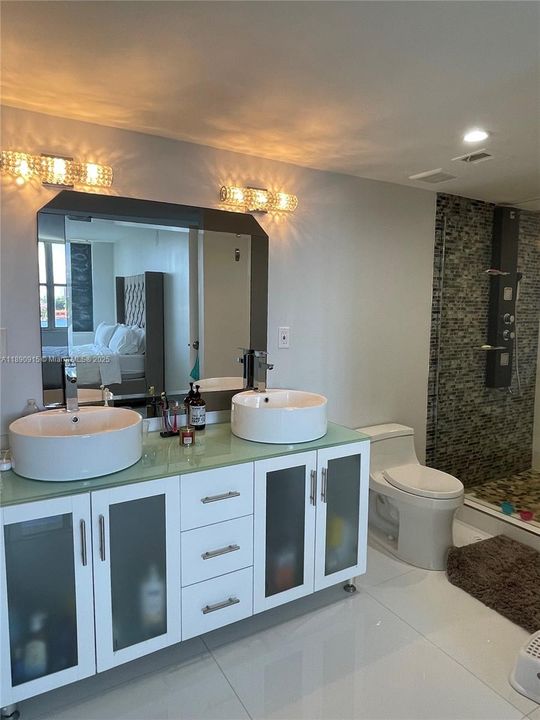 合同活跃: $2,500 (1 贝兹, 1 浴室, 990 平方英尺)