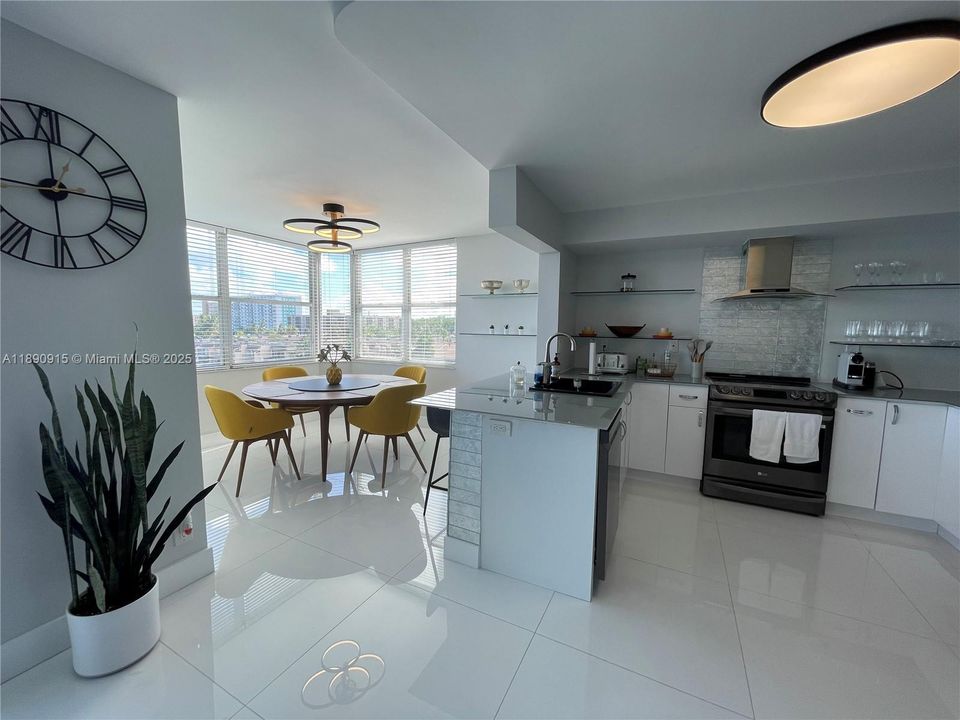 合同活跃: $2,500 (1 贝兹, 1 浴室, 990 平方英尺)