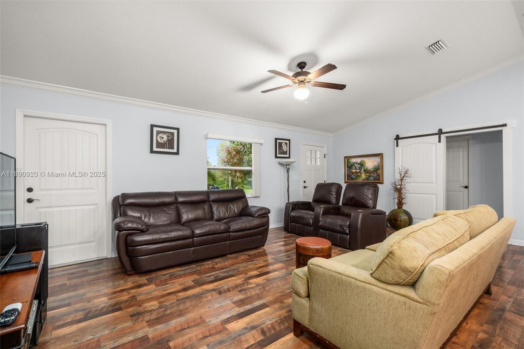 На продажу: $305,000 (3 спален, 0 ванн, 1449 Квадратных фут)