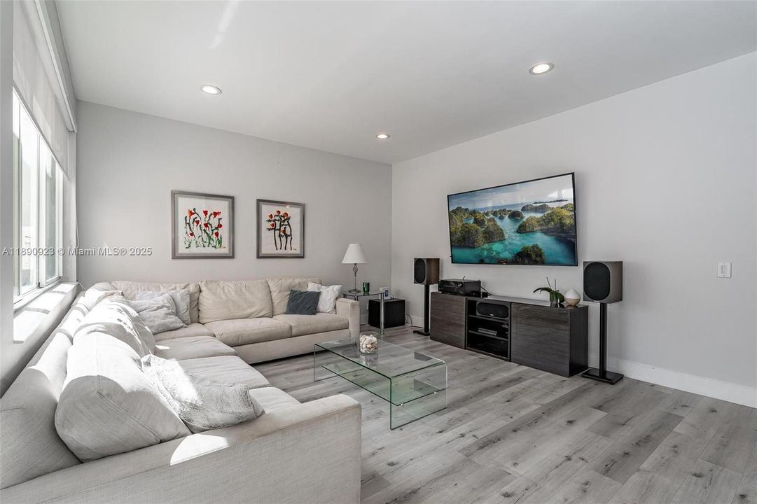 最近租的: $5,300 (4 贝兹, 2 浴室, 2133 平方英尺)