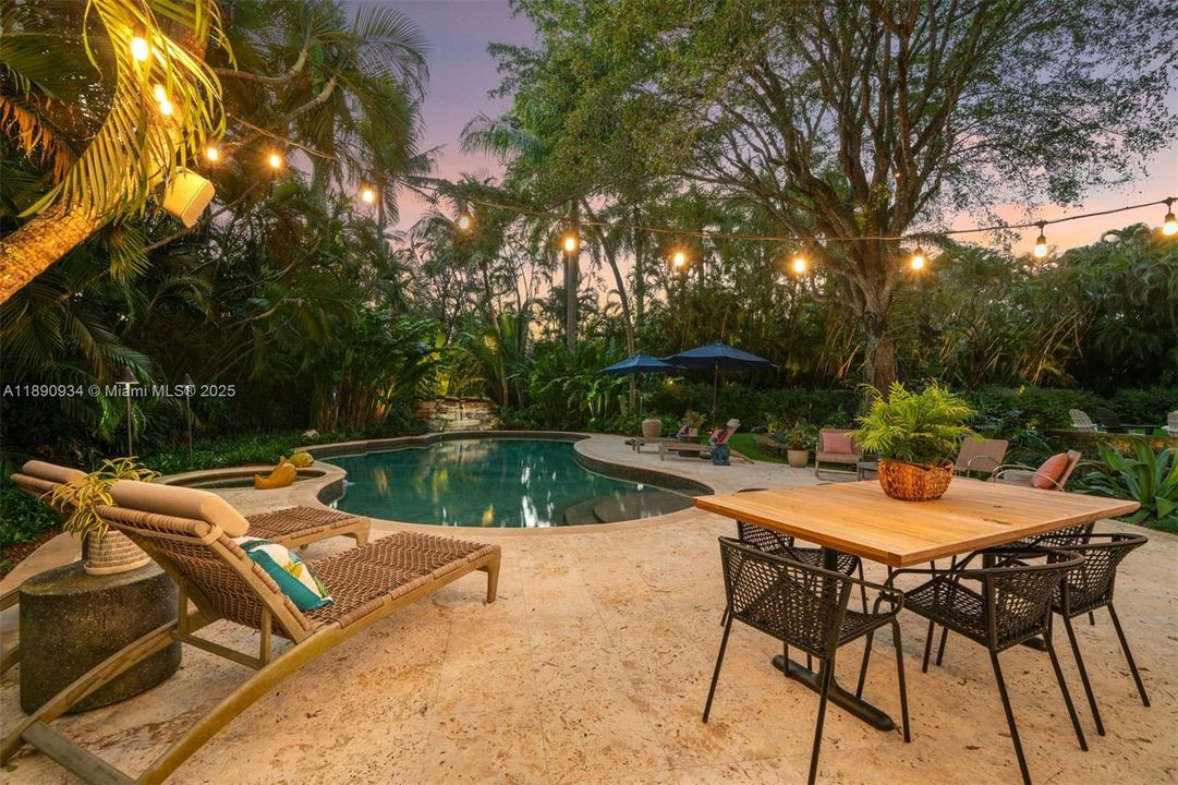 На продажу: $9,399,000 (6 спален, 5 ванн, 8765 Квадратных фут)