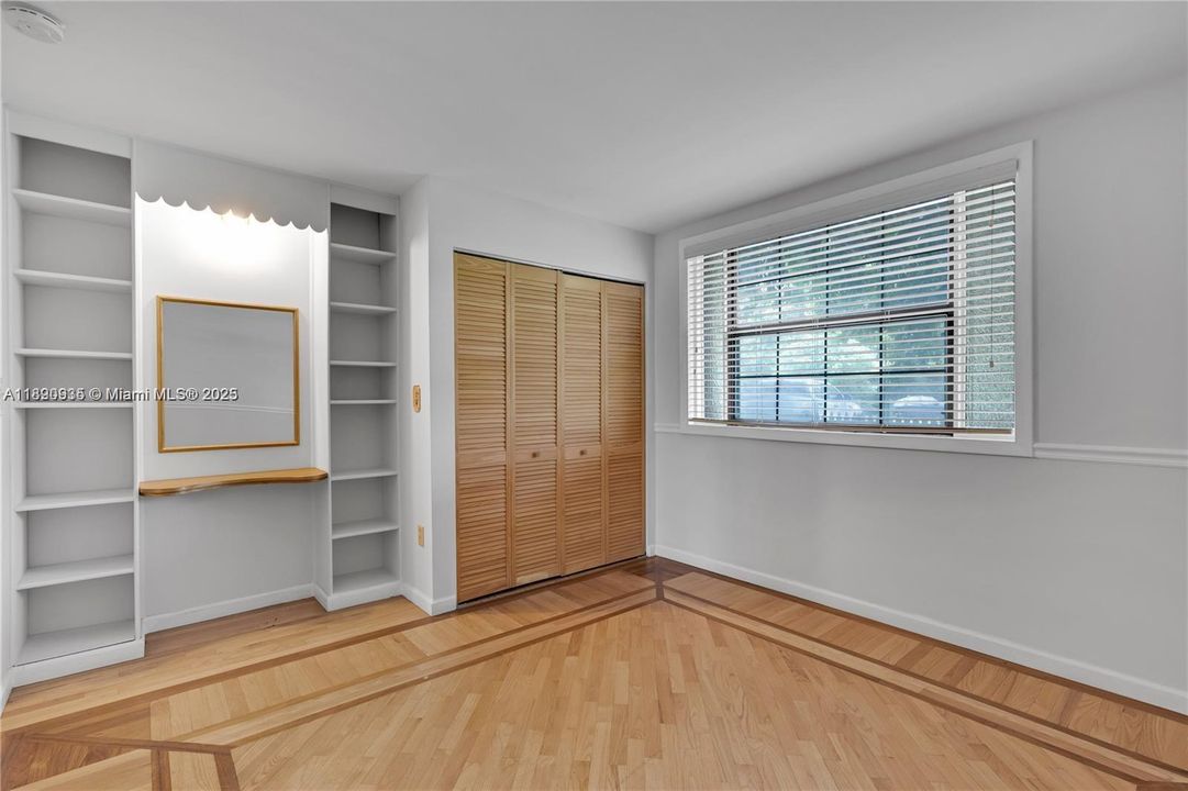 Под контрактом: $2,250,000 (4 спален, 3 ванн, 1965 Квадратных фут)