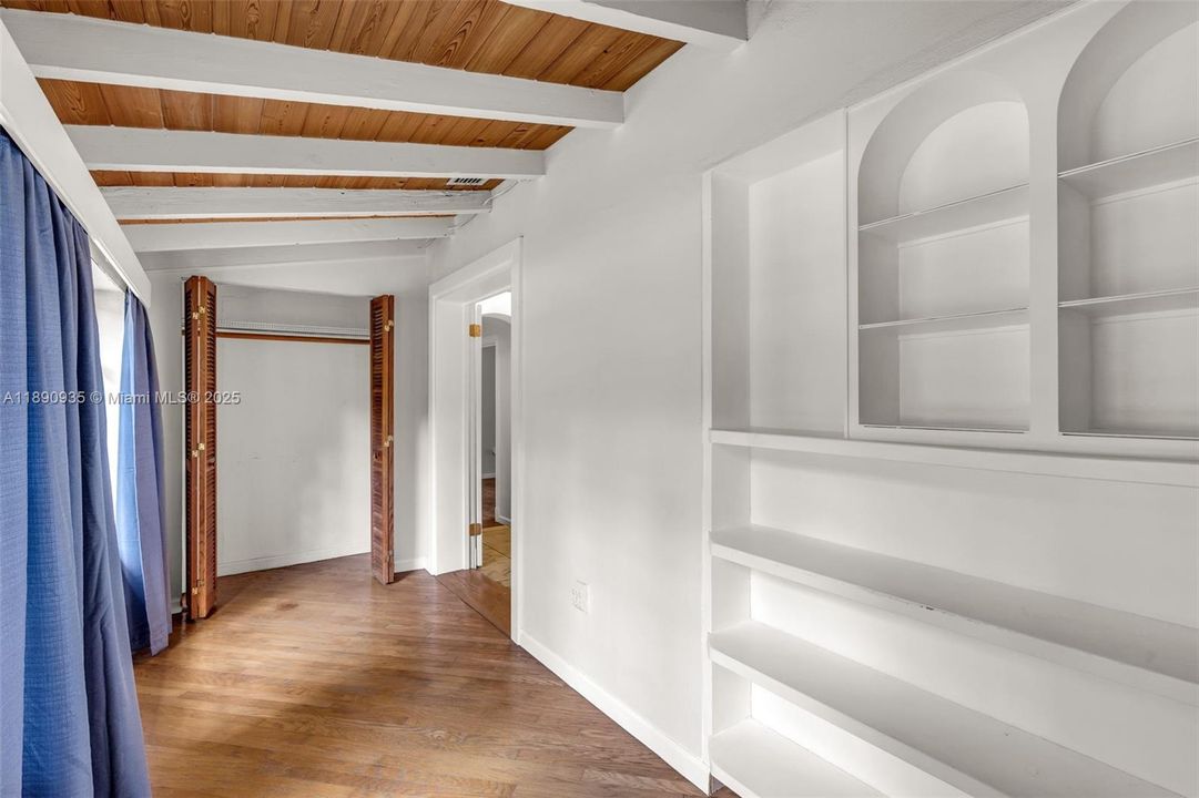 Под контрактом: $2,250,000 (4 спален, 3 ванн, 1965 Квадратных фут)