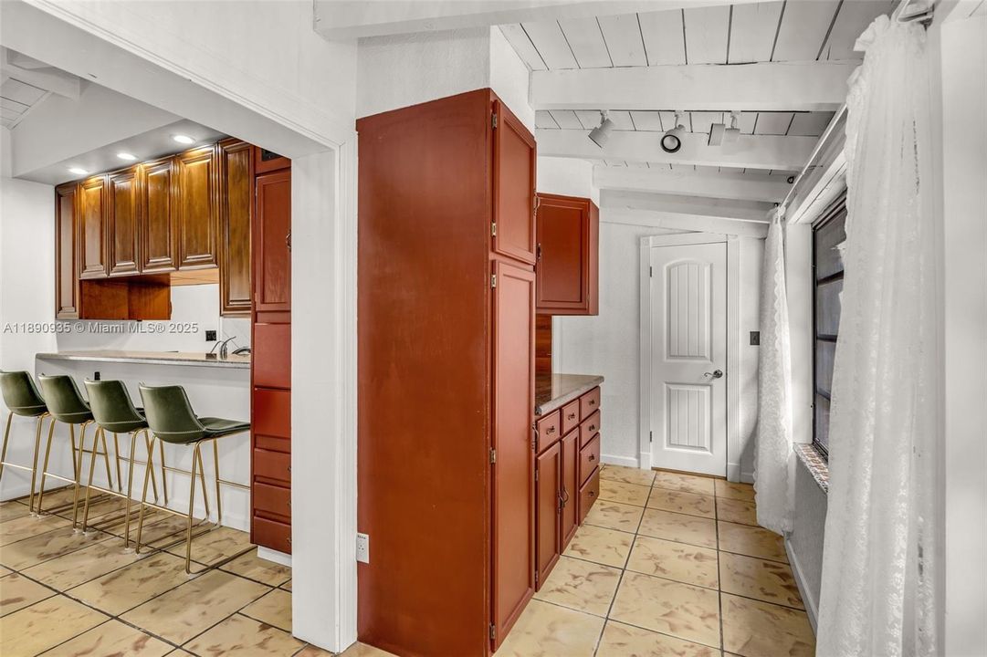 Под контрактом: $2,250,000 (4 спален, 3 ванн, 1965 Квадратных фут)