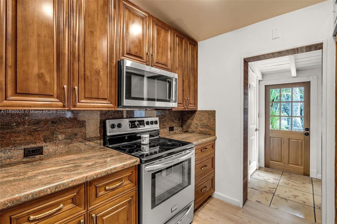 Под контрактом: $2,250,000 (4 спален, 3 ванн, 1965 Квадратных фут)