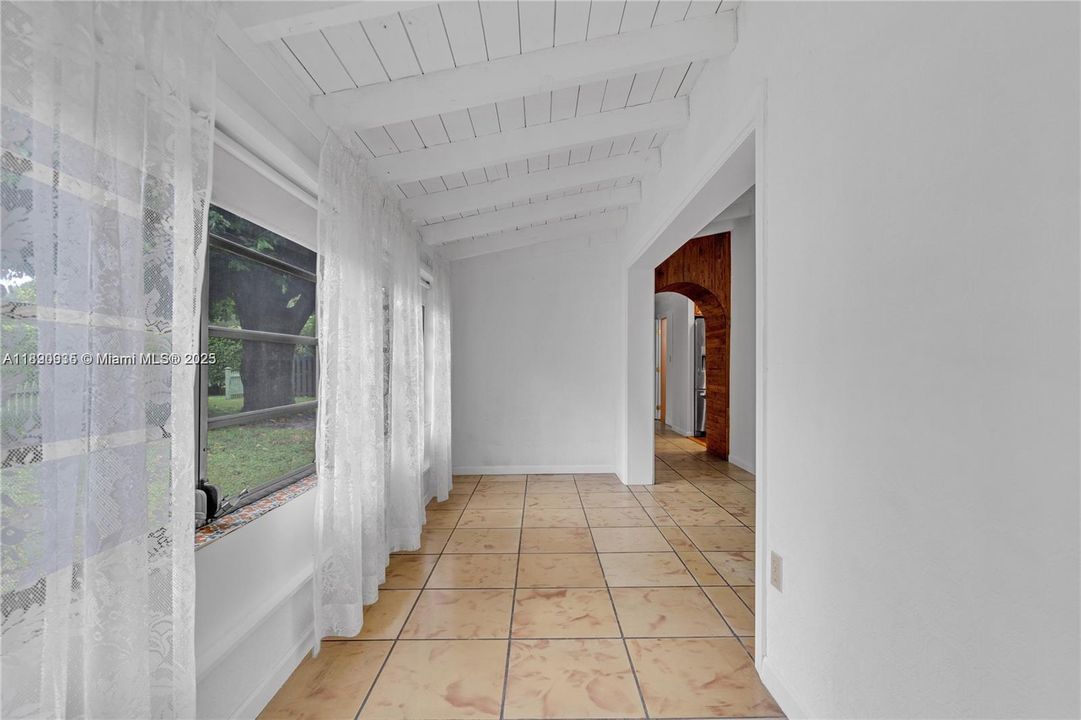 Под контрактом: $2,250,000 (4 спален, 3 ванн, 1965 Квадратных фут)