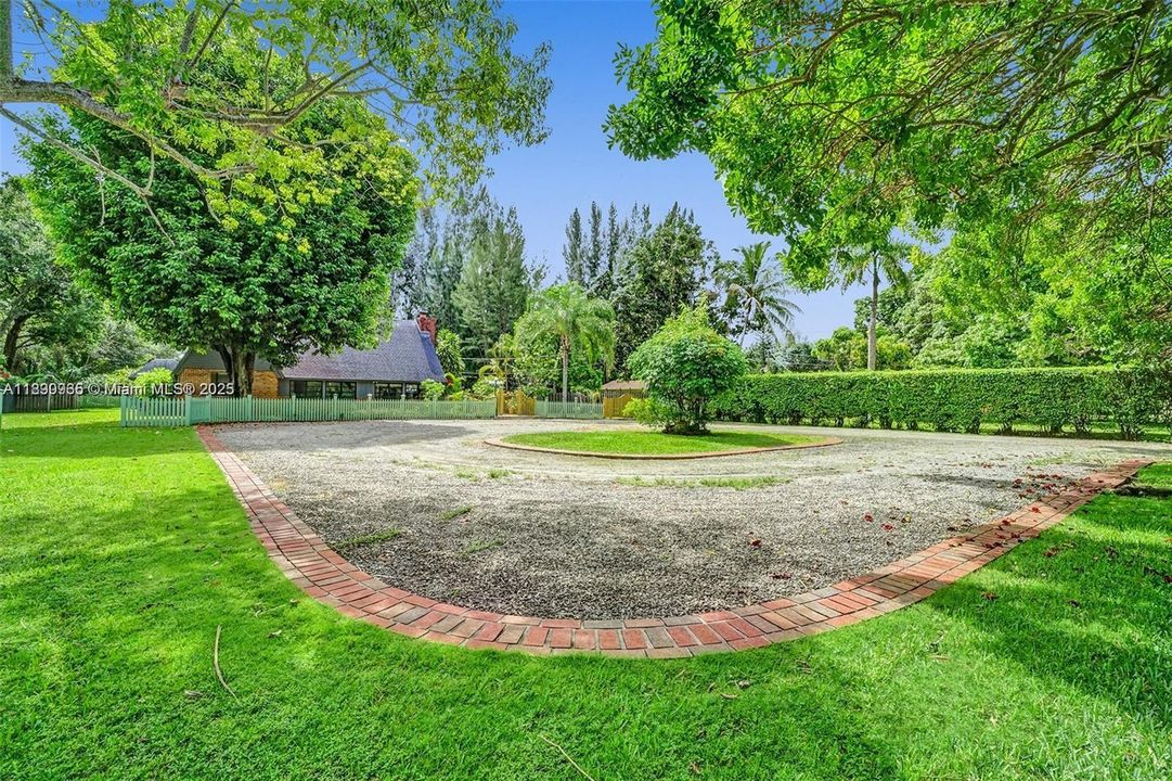 Под контрактом: $2,250,000 (4 спален, 3 ванн, 1965 Квадратных фут)