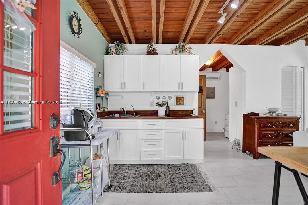 Под контрактом: $2,250,000 (4 спален, 3 ванн, 1965 Квадратных фут)