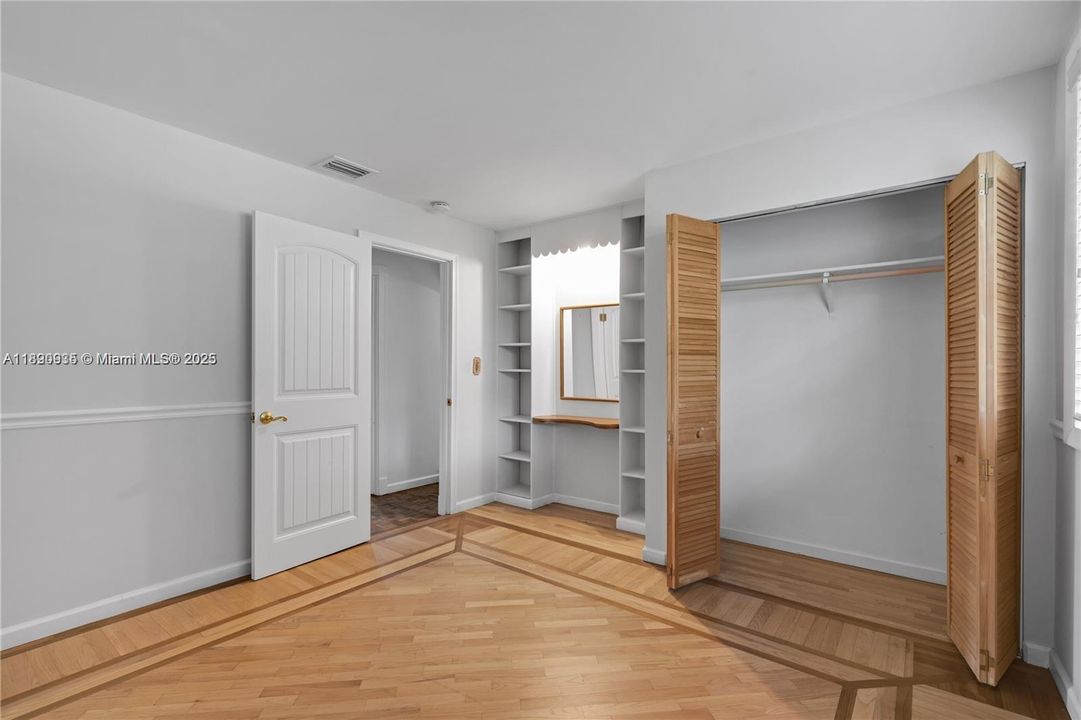 Под контрактом: $2,250,000 (4 спален, 3 ванн, 1965 Квадратных фут)