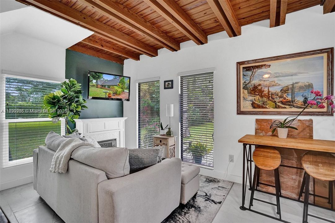 Под контрактом: $2,250,000 (4 спален, 3 ванн, 1965 Квадратных фут)