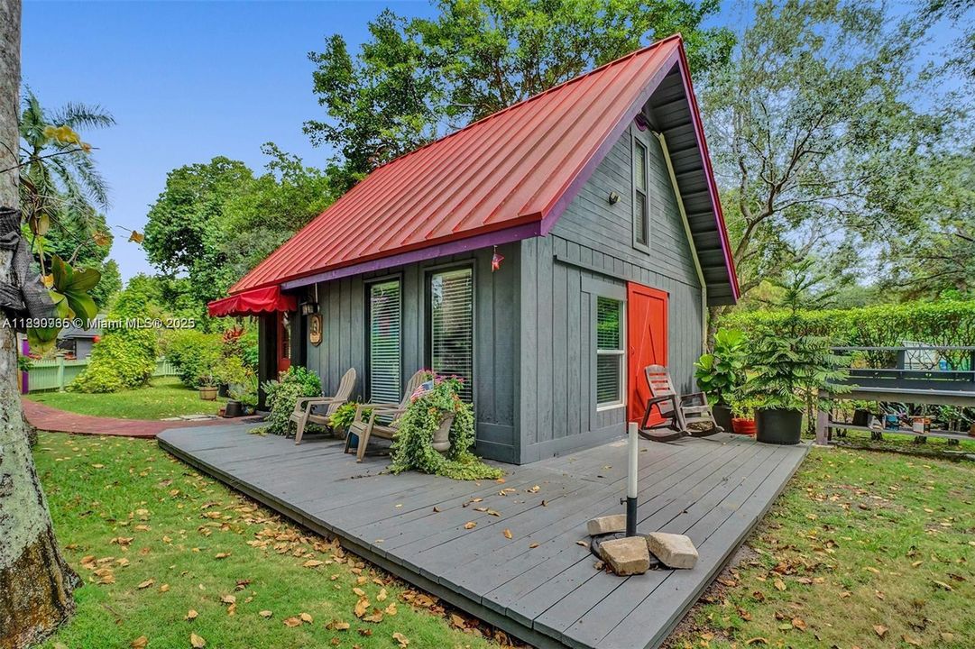 Под контрактом: $2,250,000 (4 спален, 3 ванн, 1965 Квадратных фут)