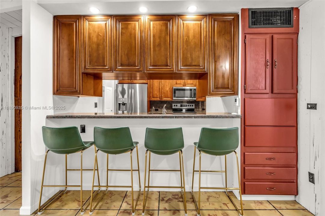 Под контрактом: $2,250,000 (4 спален, 3 ванн, 1965 Квадратных фут)