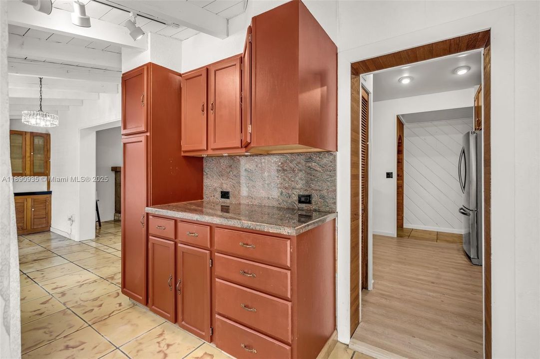 Под контрактом: $2,250,000 (4 спален, 3 ванн, 1965 Квадратных фут)