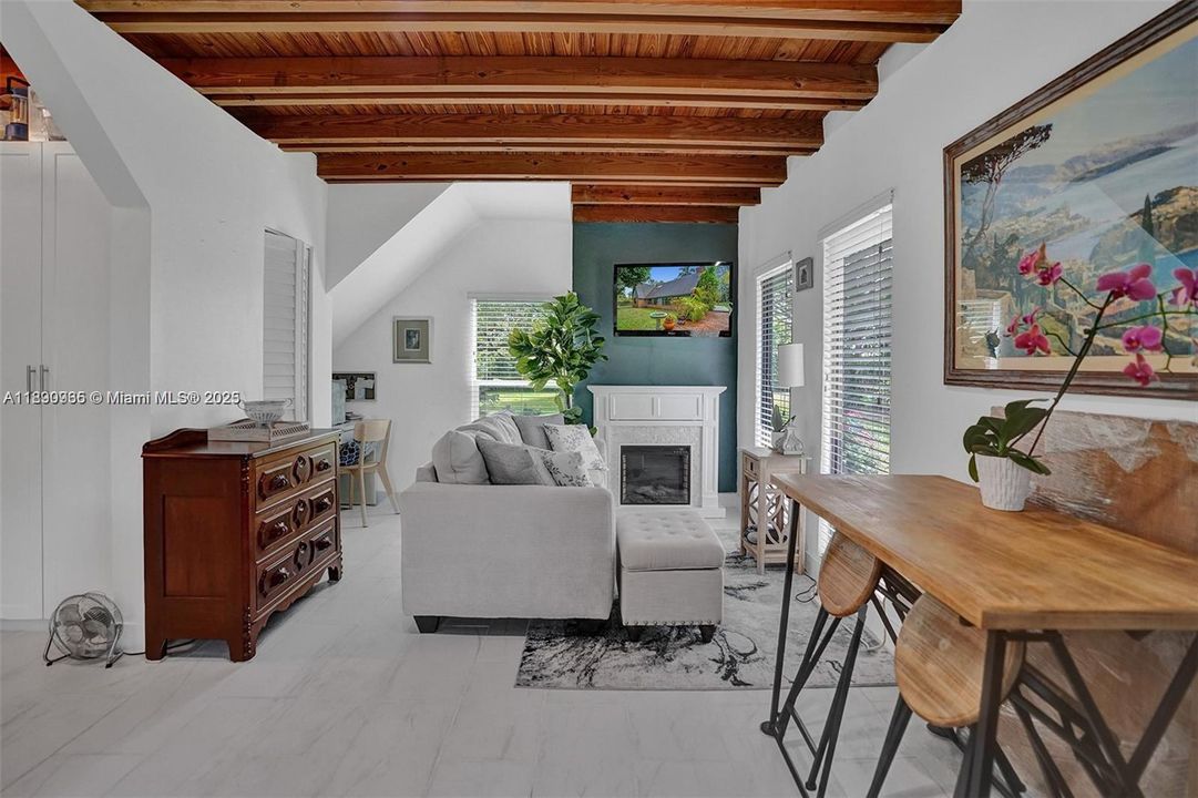 Под контрактом: $2,250,000 (4 спален, 3 ванн, 1965 Квадратных фут)