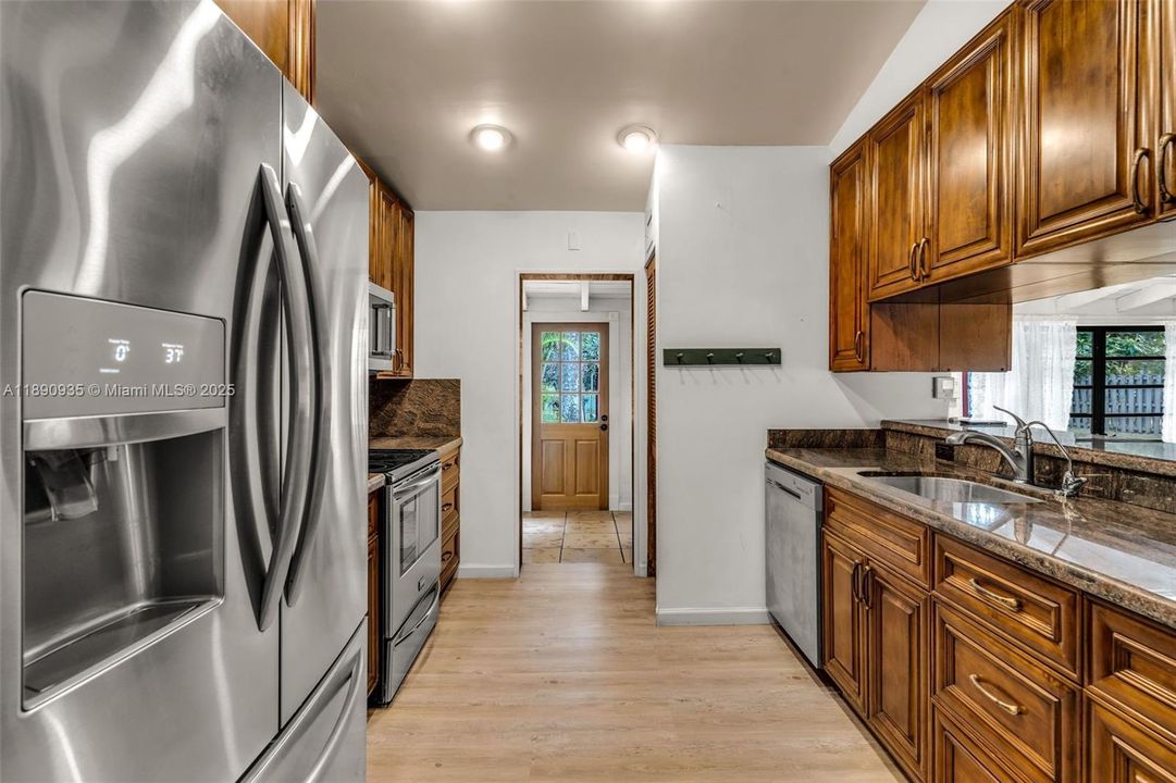 Под контрактом: $2,250,000 (4 спален, 3 ванн, 1965 Квадратных фут)