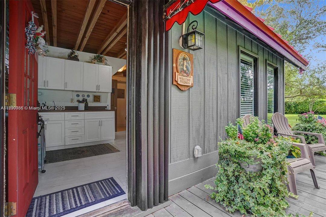 Под контрактом: $2,250,000 (4 спален, 3 ванн, 1965 Квадратных фут)