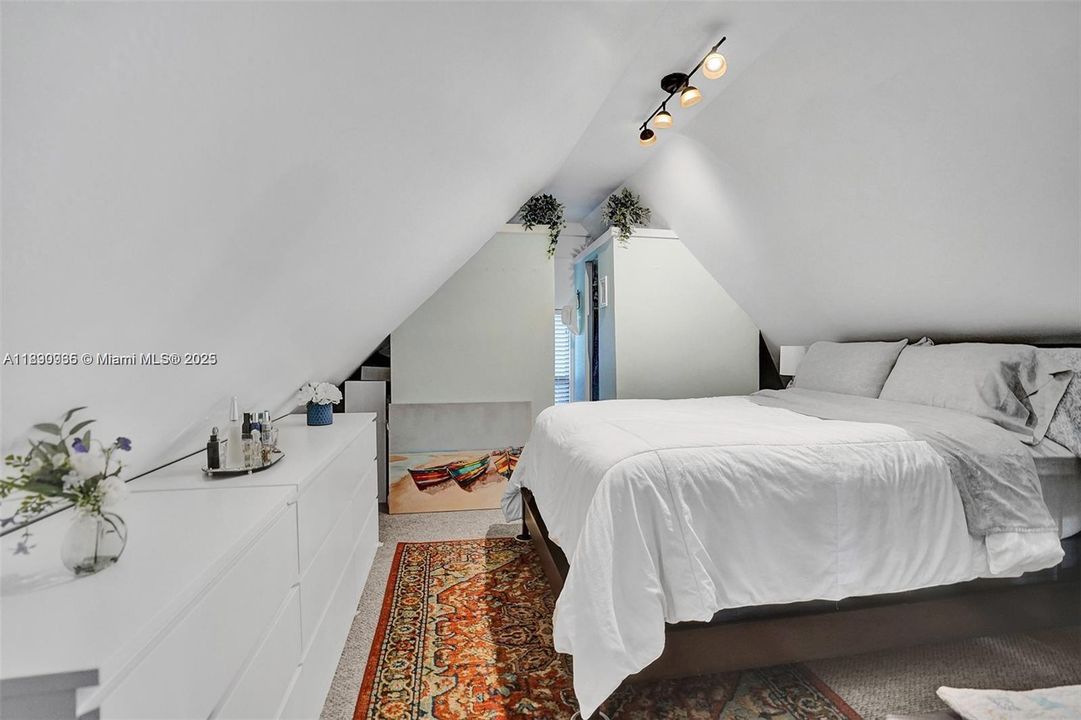 Под контрактом: $2,250,000 (4 спален, 3 ванн, 1965 Квадратных фут)