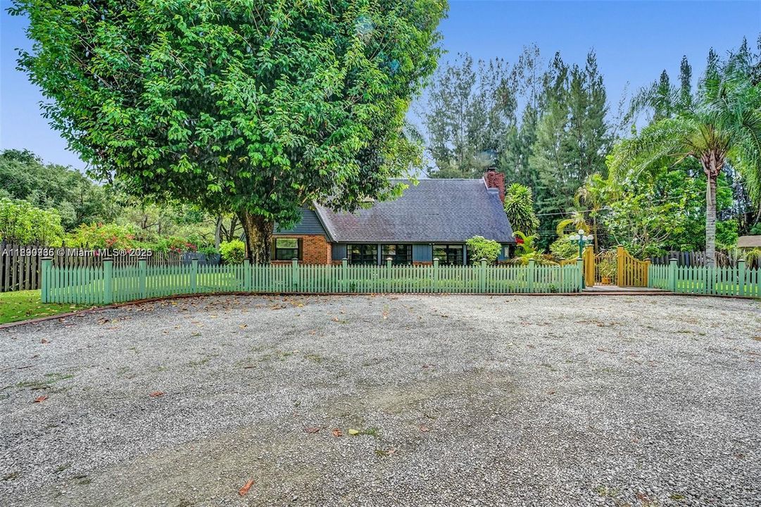 Под контрактом: $2,250,000 (4 спален, 3 ванн, 1965 Квадратных фут)