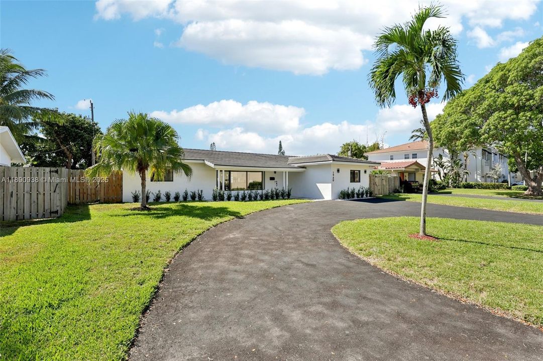 En Venta: $1,245,000 (4 camas, 3 baños, 1932 Pies cuadrados)