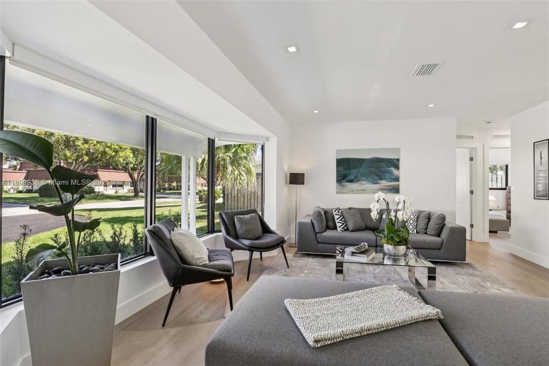 En Venta: $1,245,000 (4 camas, 3 baños, 1932 Pies cuadrados)