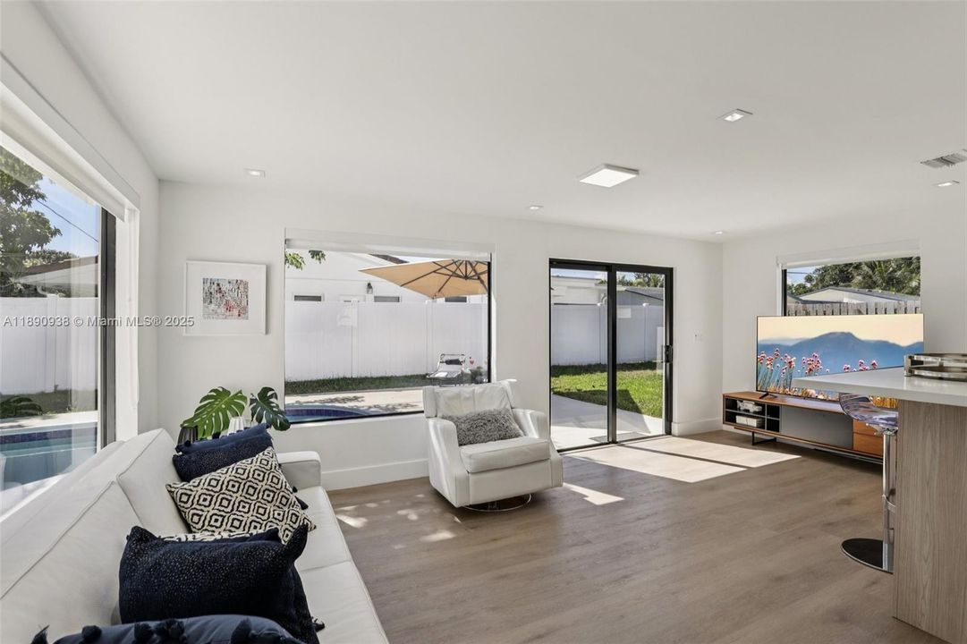 En Venta: $1,245,000 (4 camas, 3 baños, 1932 Pies cuadrados)