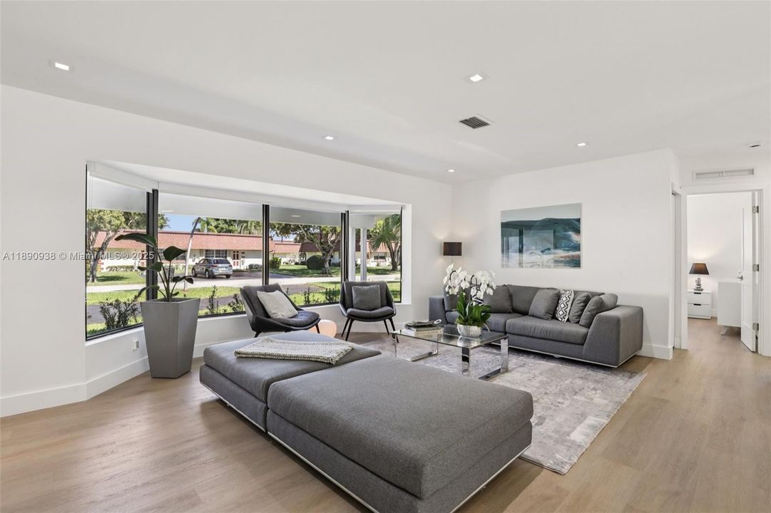 En Venta: $1,245,000 (4 camas, 3 baños, 1932 Pies cuadrados)