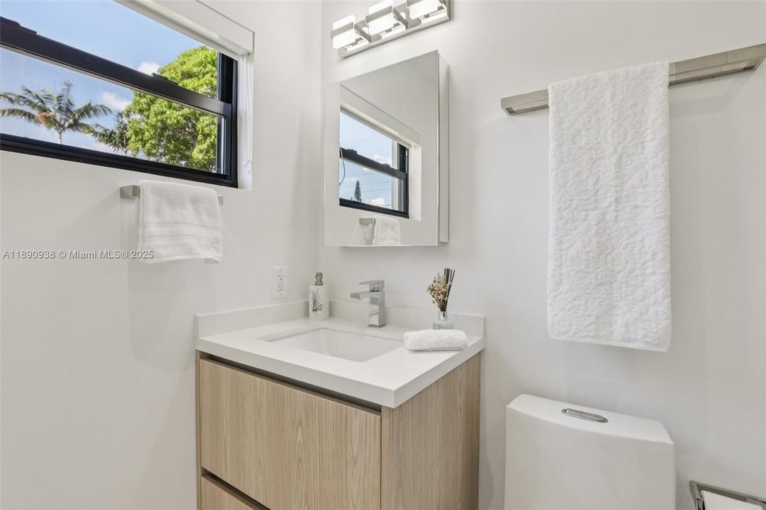 En Venta: $1,245,000 (4 camas, 3 baños, 1932 Pies cuadrados)