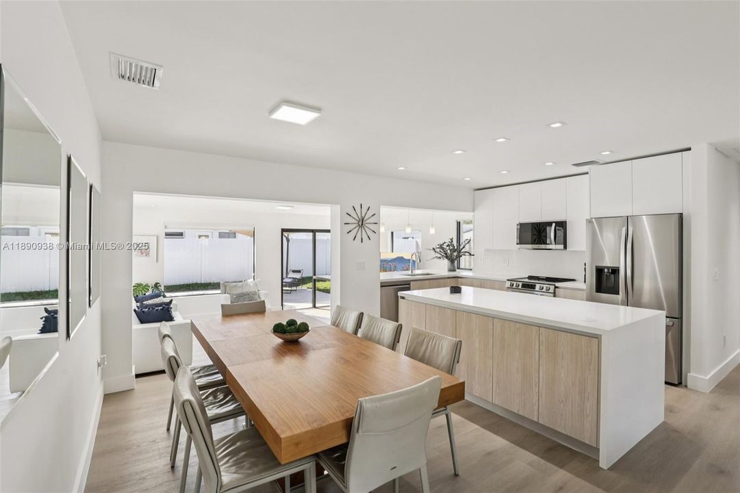 En Venta: $1,245,000 (4 camas, 3 baños, 1932 Pies cuadrados)