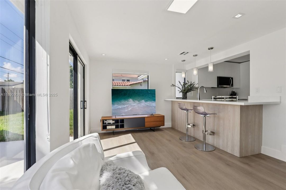 En Venta: $1,245,000 (4 camas, 3 baños, 1932 Pies cuadrados)