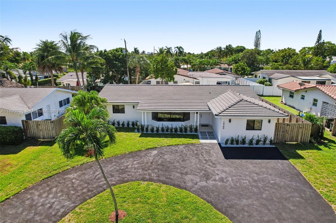 En Venta: $1,245,000 (4 camas, 3 baños, 1932 Pies cuadrados)