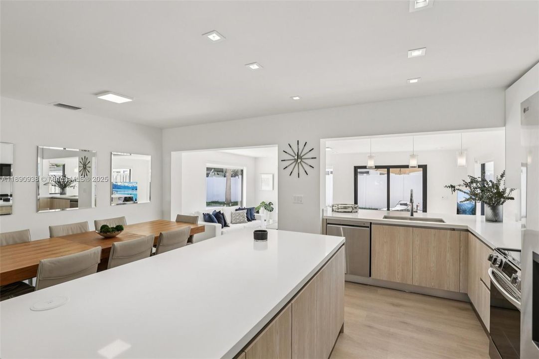 En Venta: $1,245,000 (4 camas, 3 baños, 1932 Pies cuadrados)