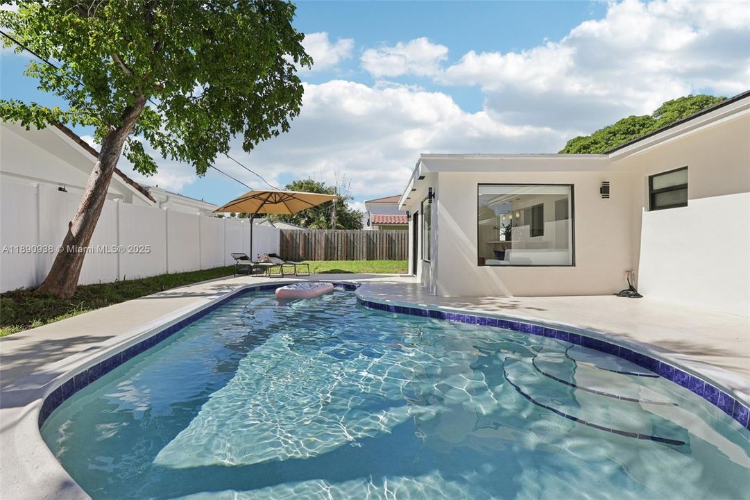 En Venta: $1,245,000 (4 camas, 3 baños, 1932 Pies cuadrados)