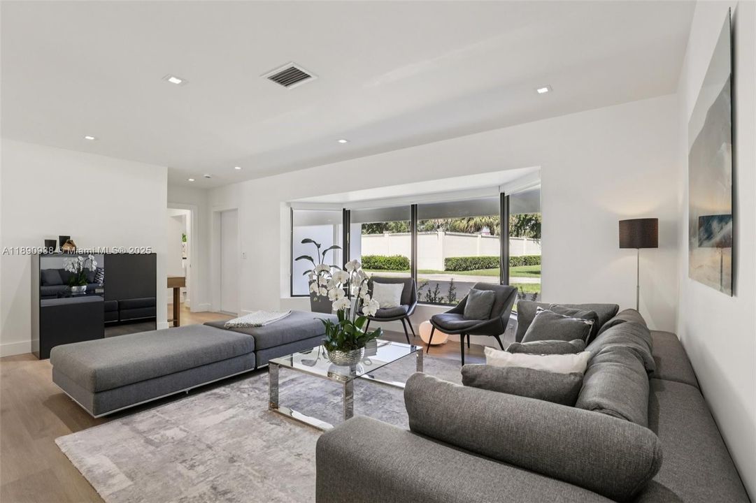 En Venta: $1,245,000 (4 camas, 3 baños, 1932 Pies cuadrados)