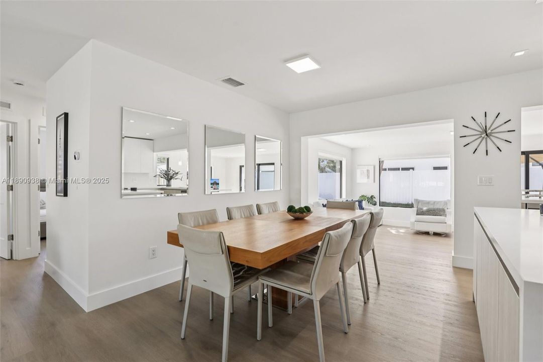 En Venta: $1,245,000 (4 camas, 3 baños, 1932 Pies cuadrados)