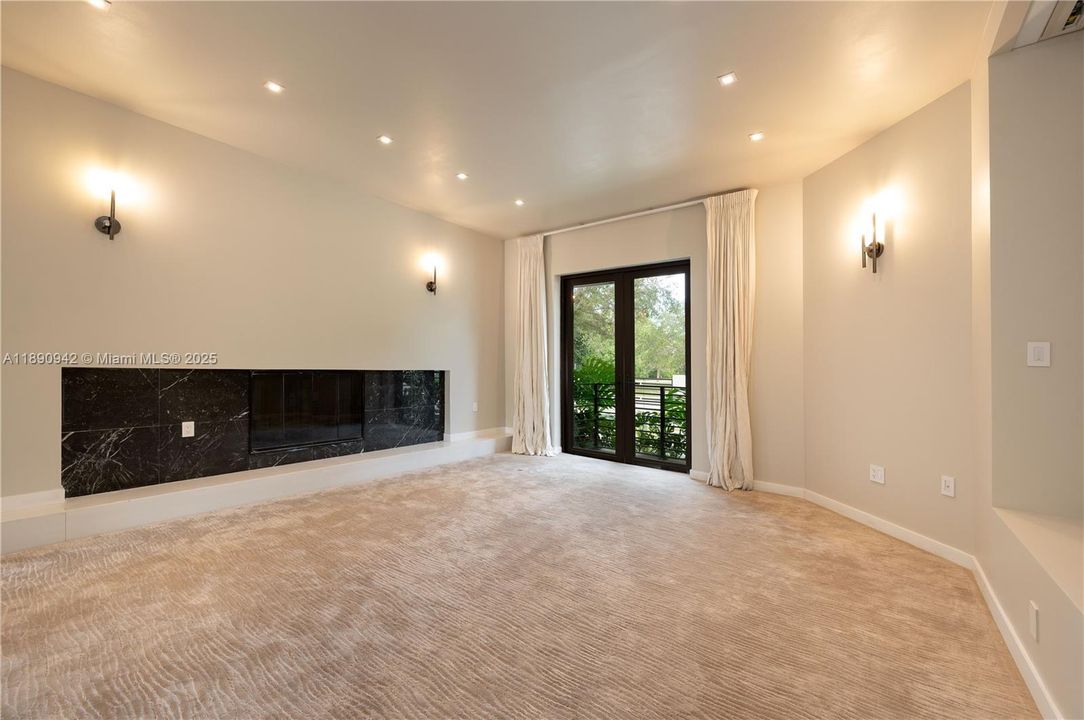 出租: $45,000 (6 贝兹, 6 浴室, 6353 平方英尺)